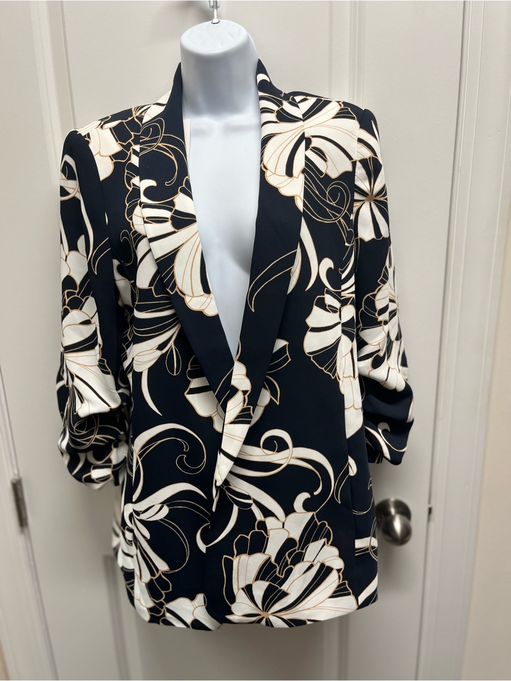 NWT Chico’s Ruched 3/4 Sleeve Soft Jacket Navy White Gold Floral Blazer Sz 1 / M